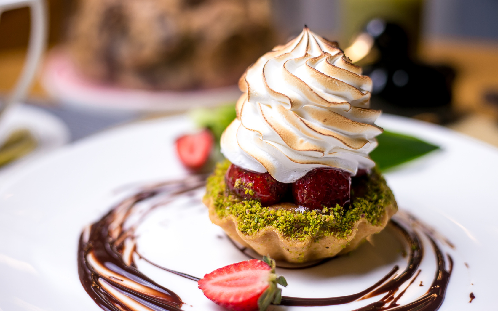 Аппетитное пирожное в тарталетке с кремом