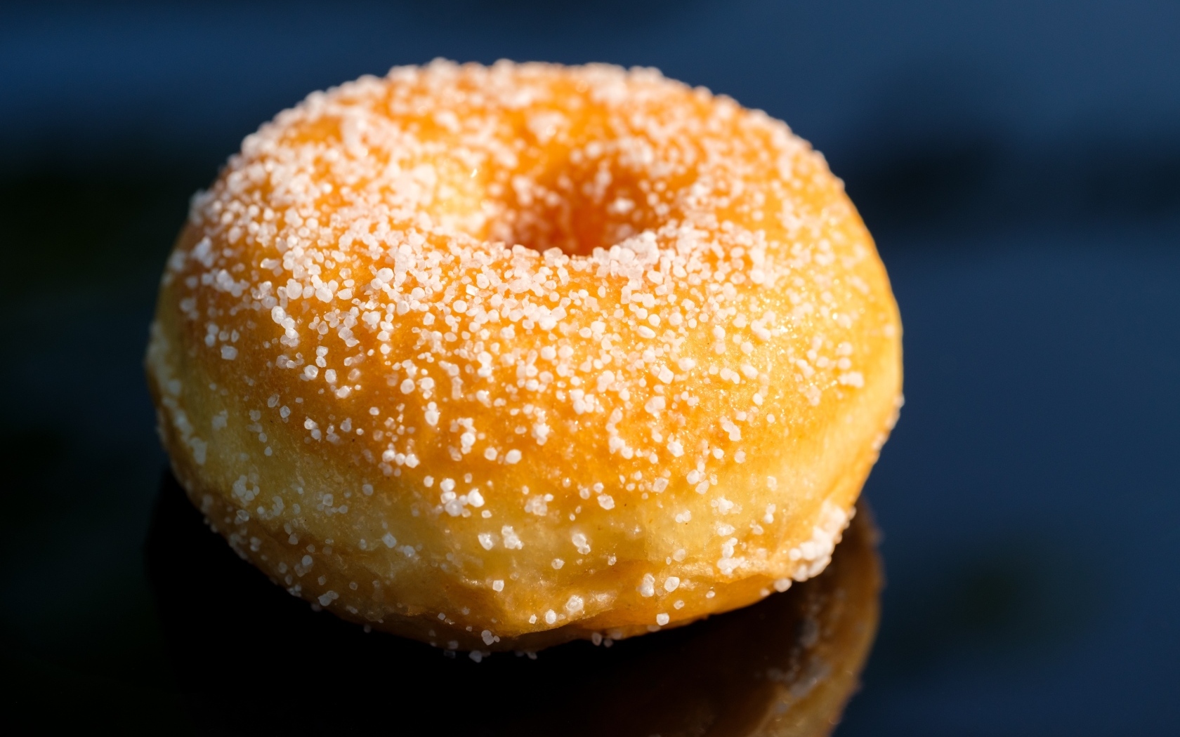 Аппетитный сладкий донат на сером фоне