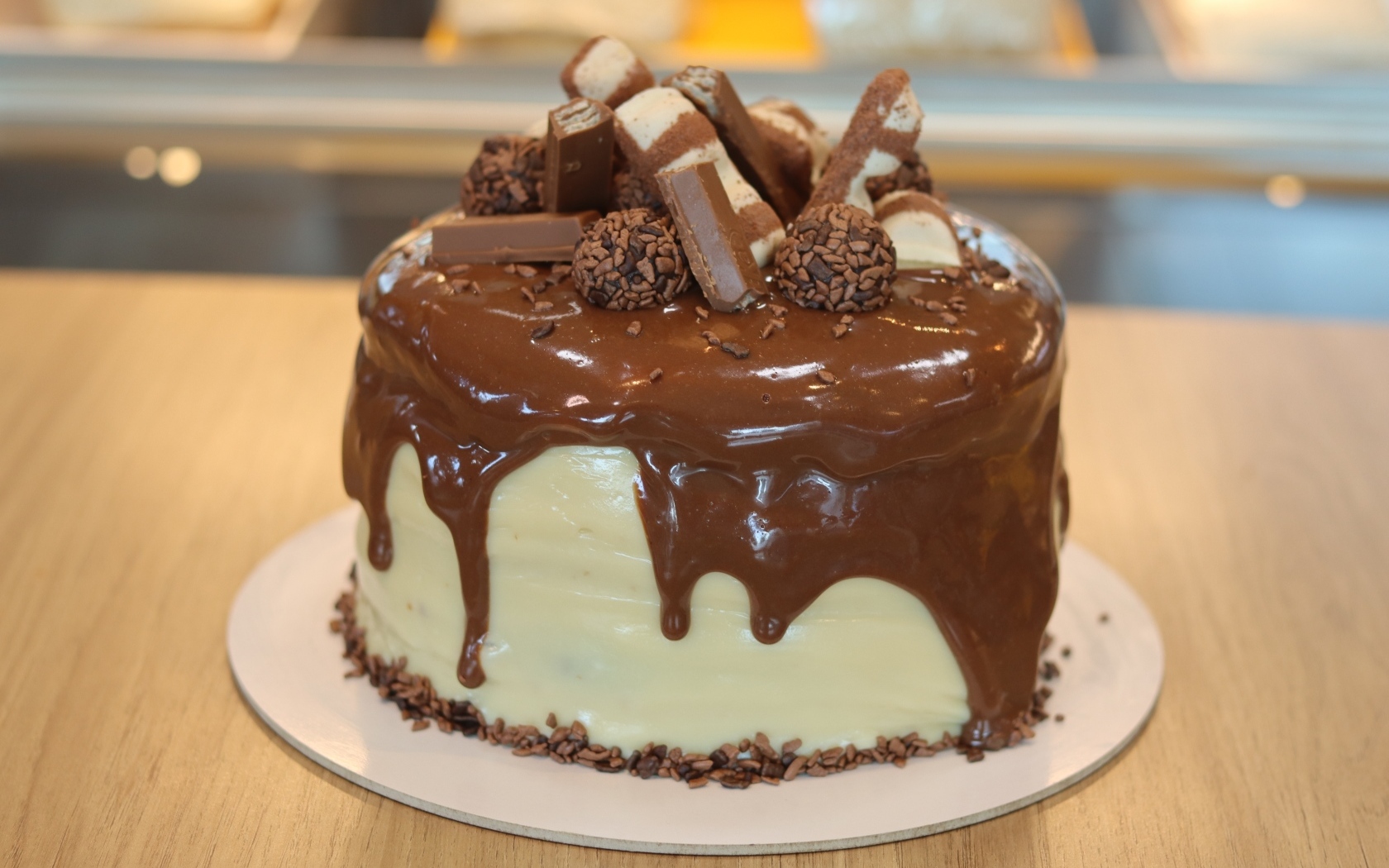 Торт с шоколадной глазурью и конфетами