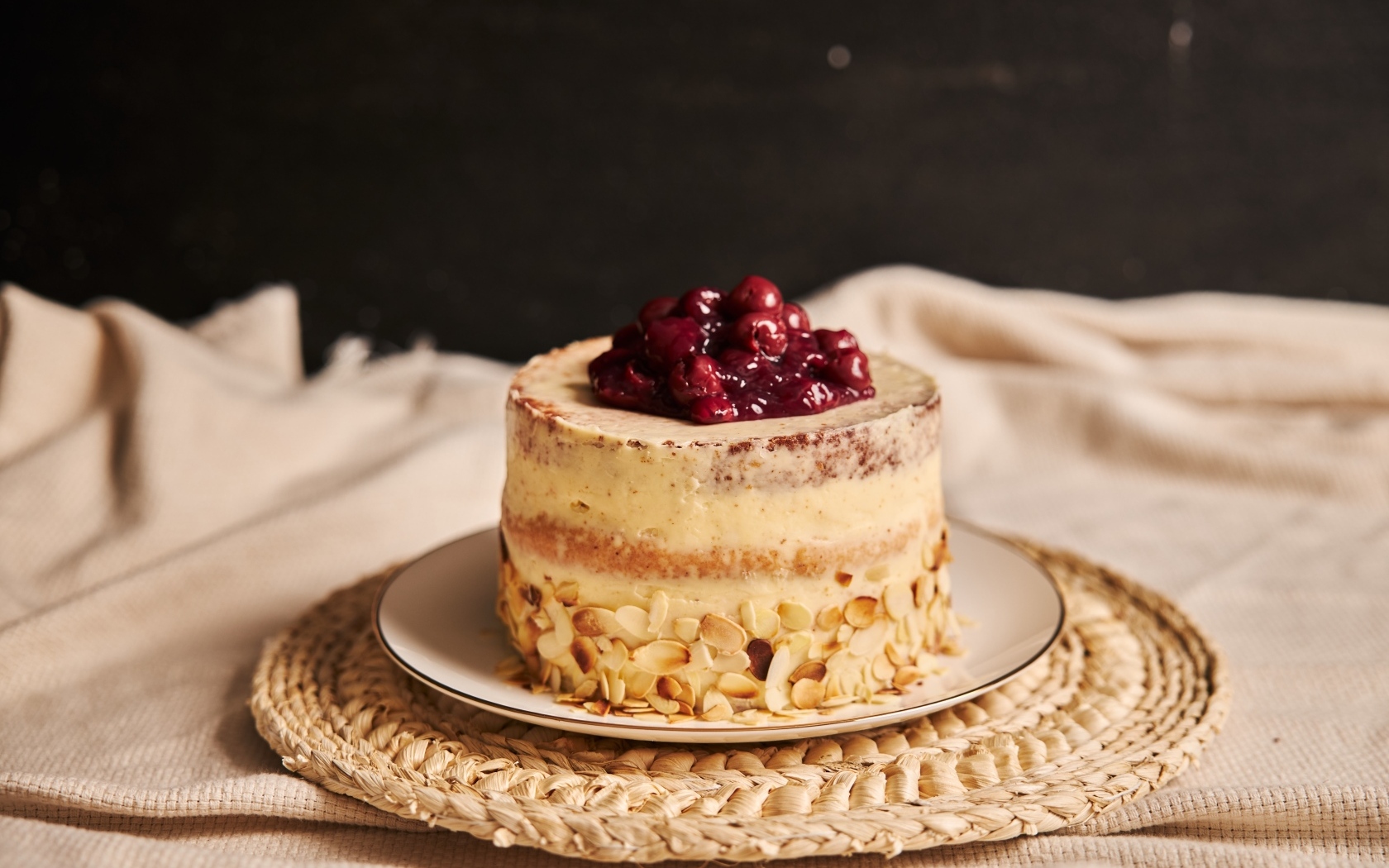 Торт с кремом и вишней