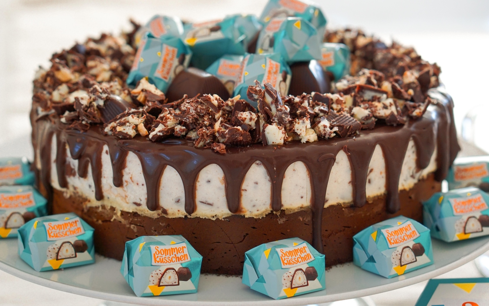 Шоколадный торт с вкусными конфетами