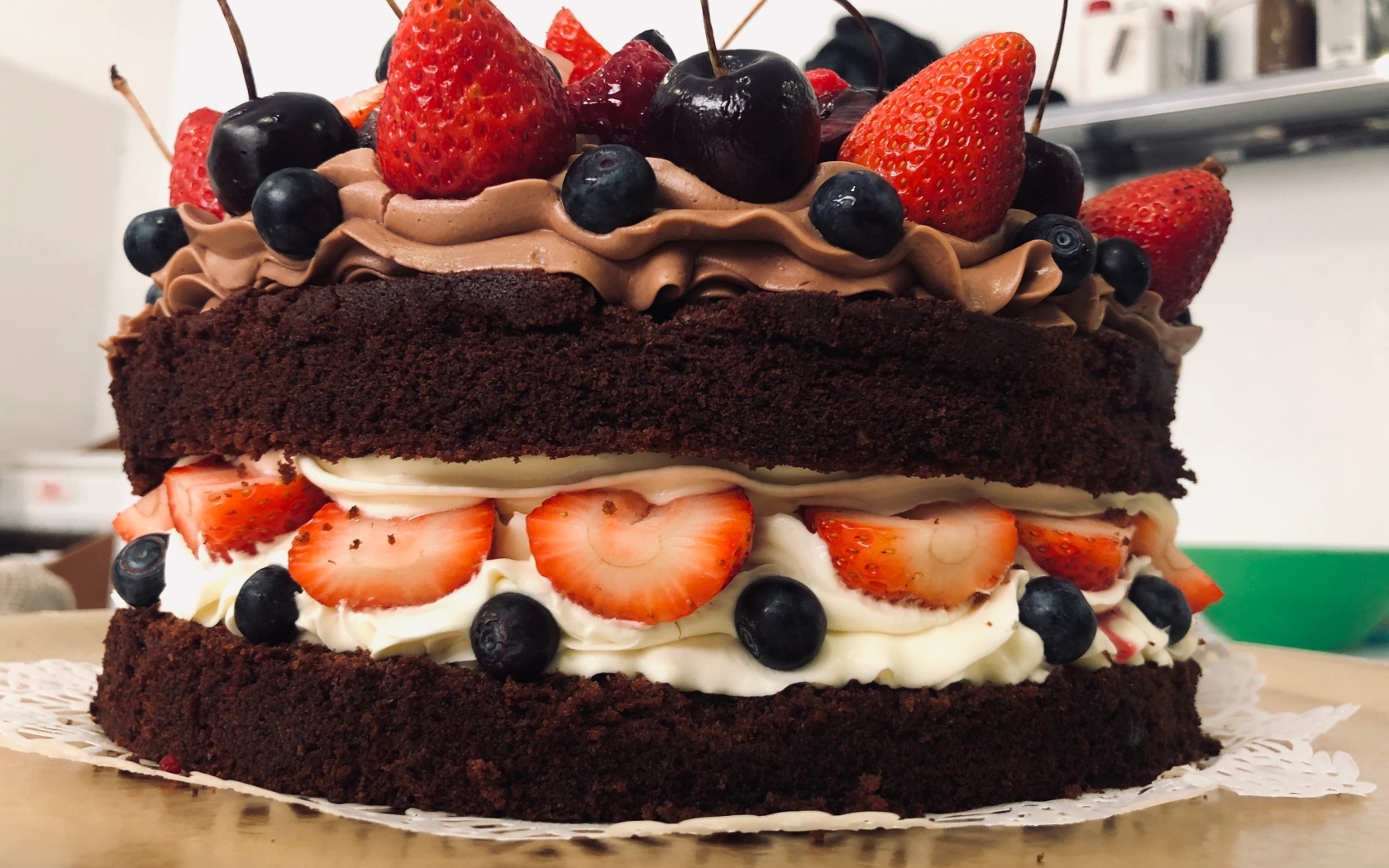 Шоколадный торт с белым кремом и ягодами