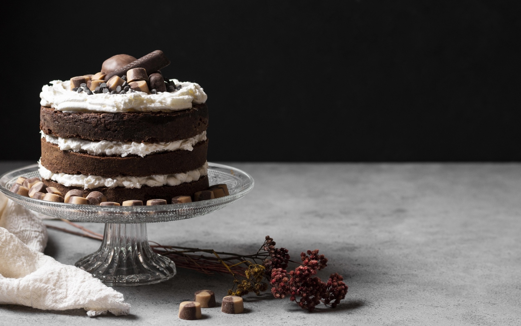 Шоколадный торт с белым кремом и конфетами