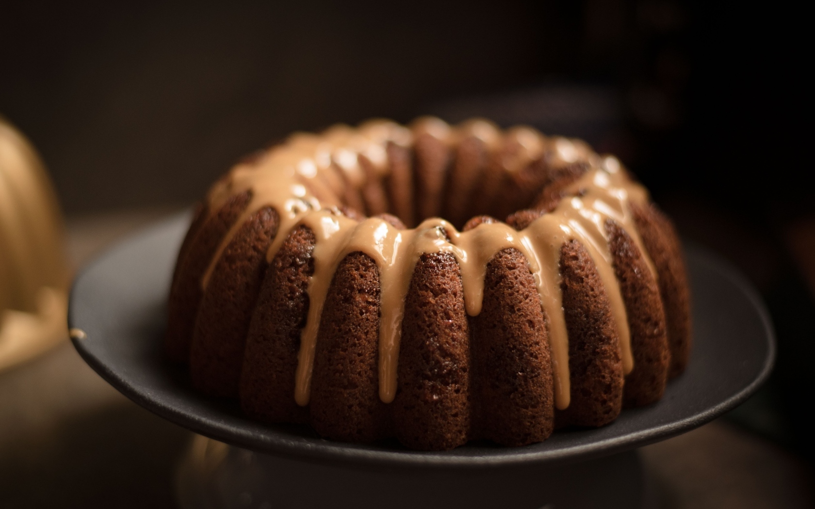 Шоколадный кекс с карамельной глазурью