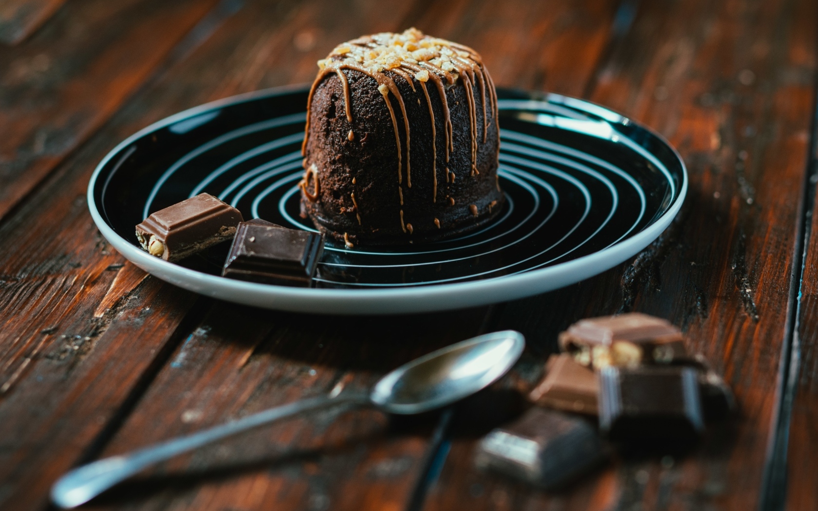 Шоколадный десерт на большой тарелке 