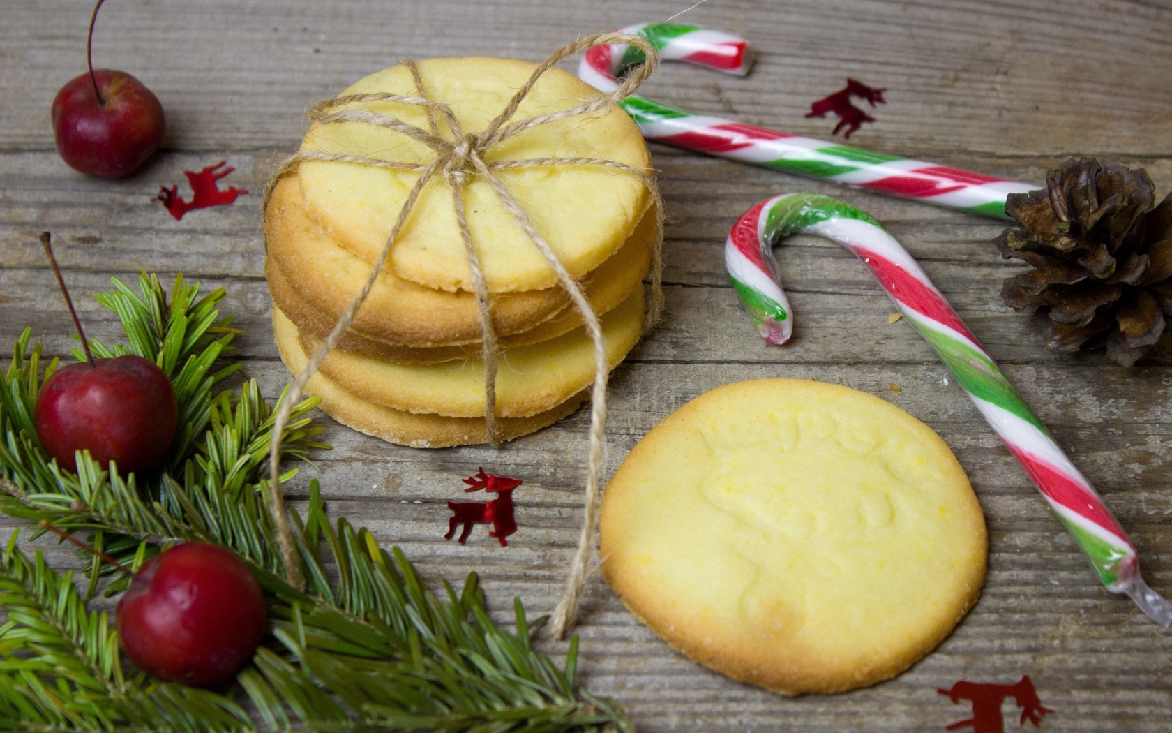 Печенье с конфетами на деревянном столе к Рождеству