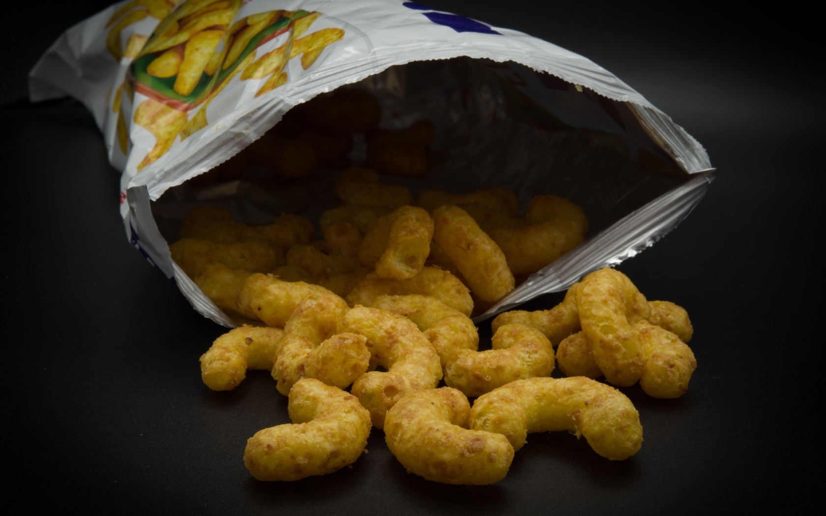 Кукурузные палочки с пакетом на столе