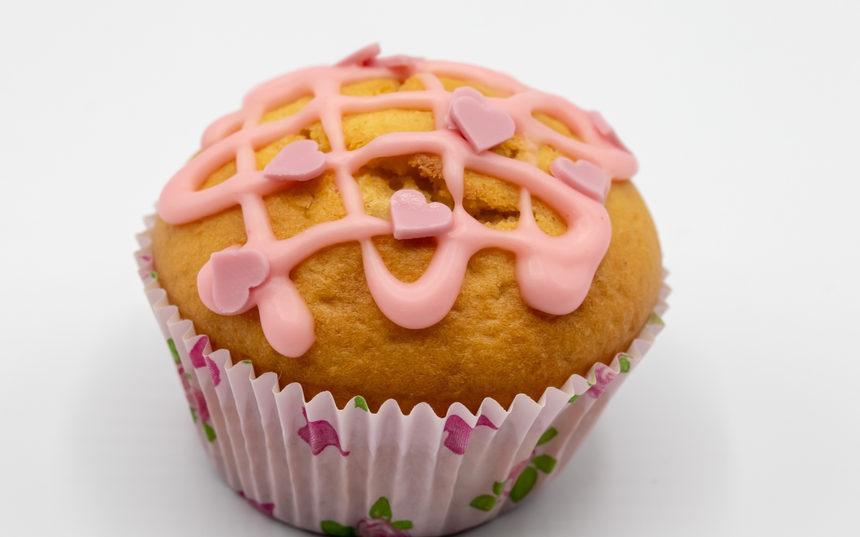 Кекс с клубничной глазурью на сером фоне