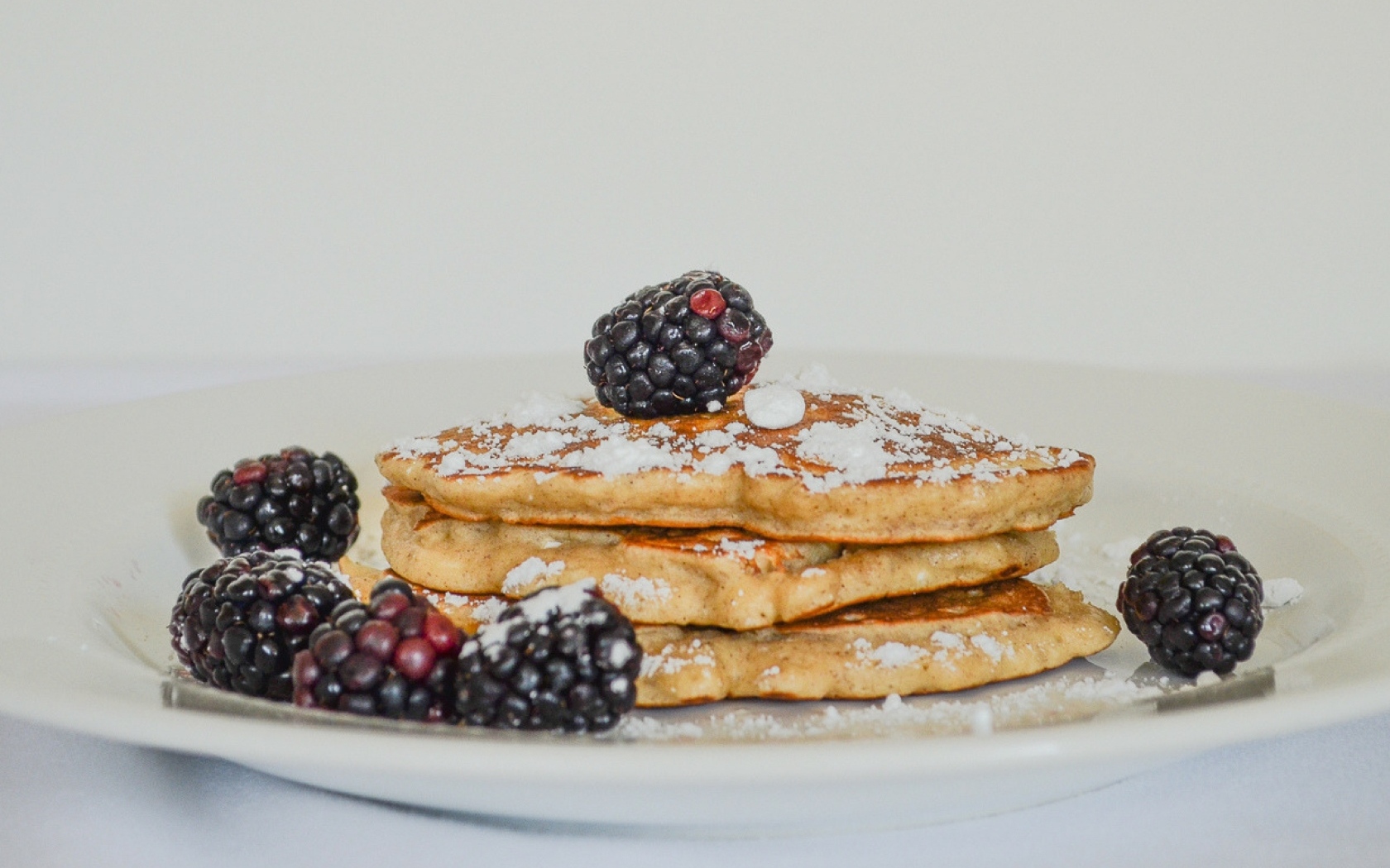 Капкейки с сахарной пудрой и ягодами черники