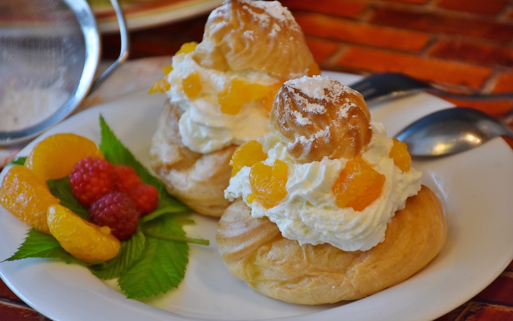 Заварное печенье со взбитыми сливками на тарелке с ягодами