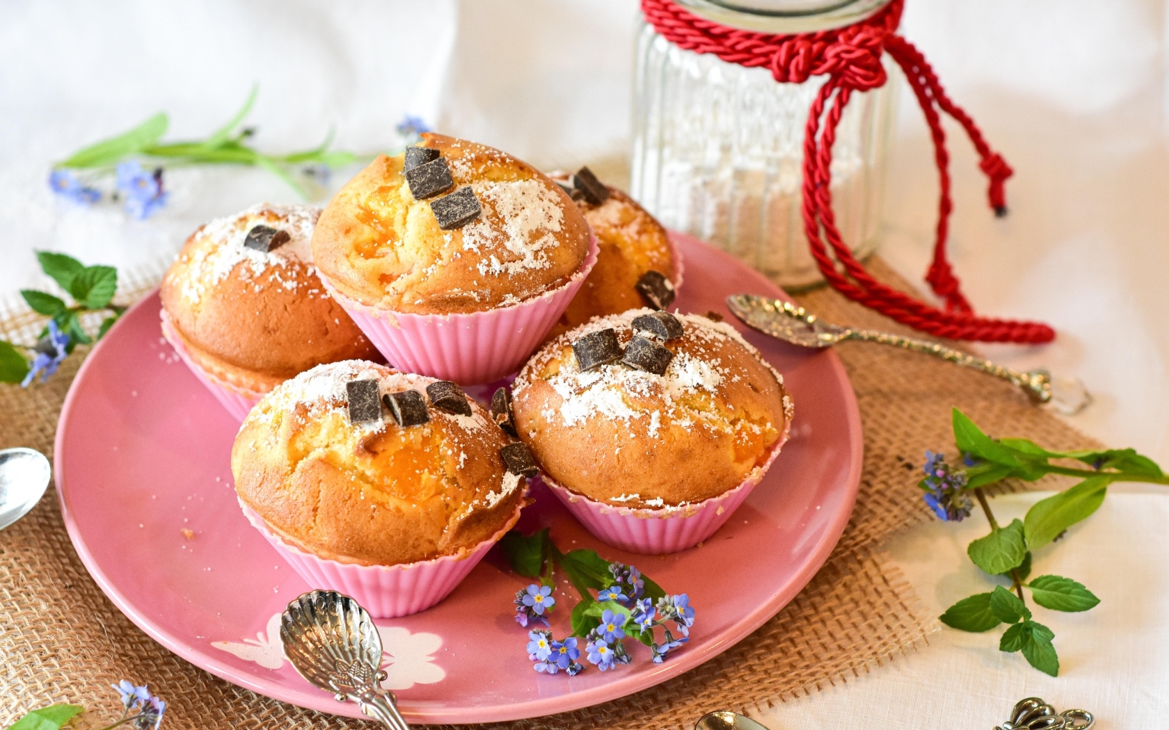 Вкусные сладкие свежие кексы на тарелке