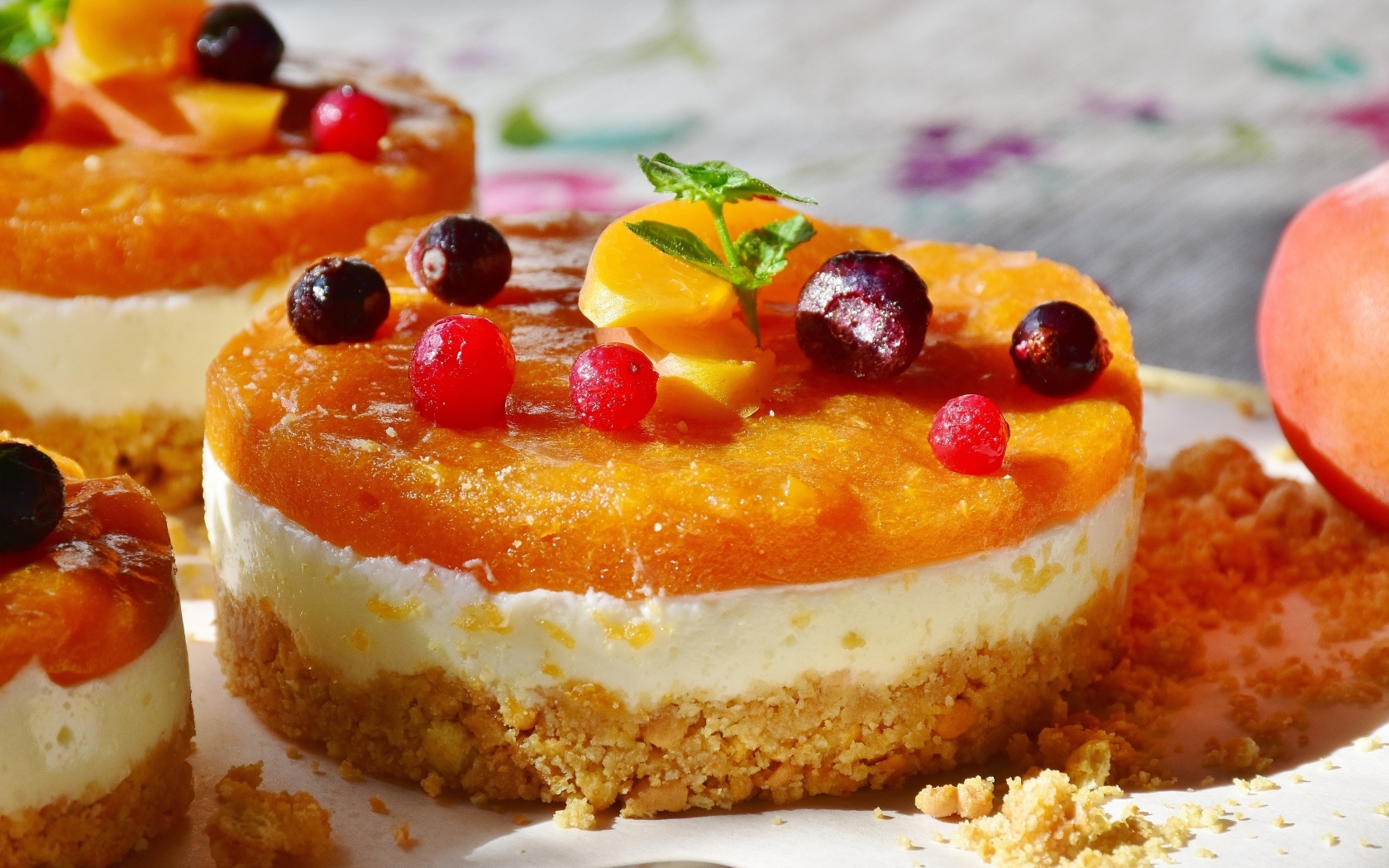 Десерт с творожным кремом и абрикосами