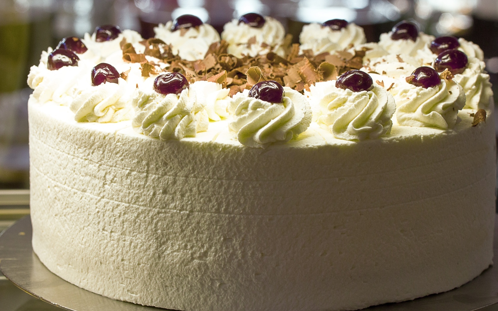 Большой белый торт с ягодами вишни