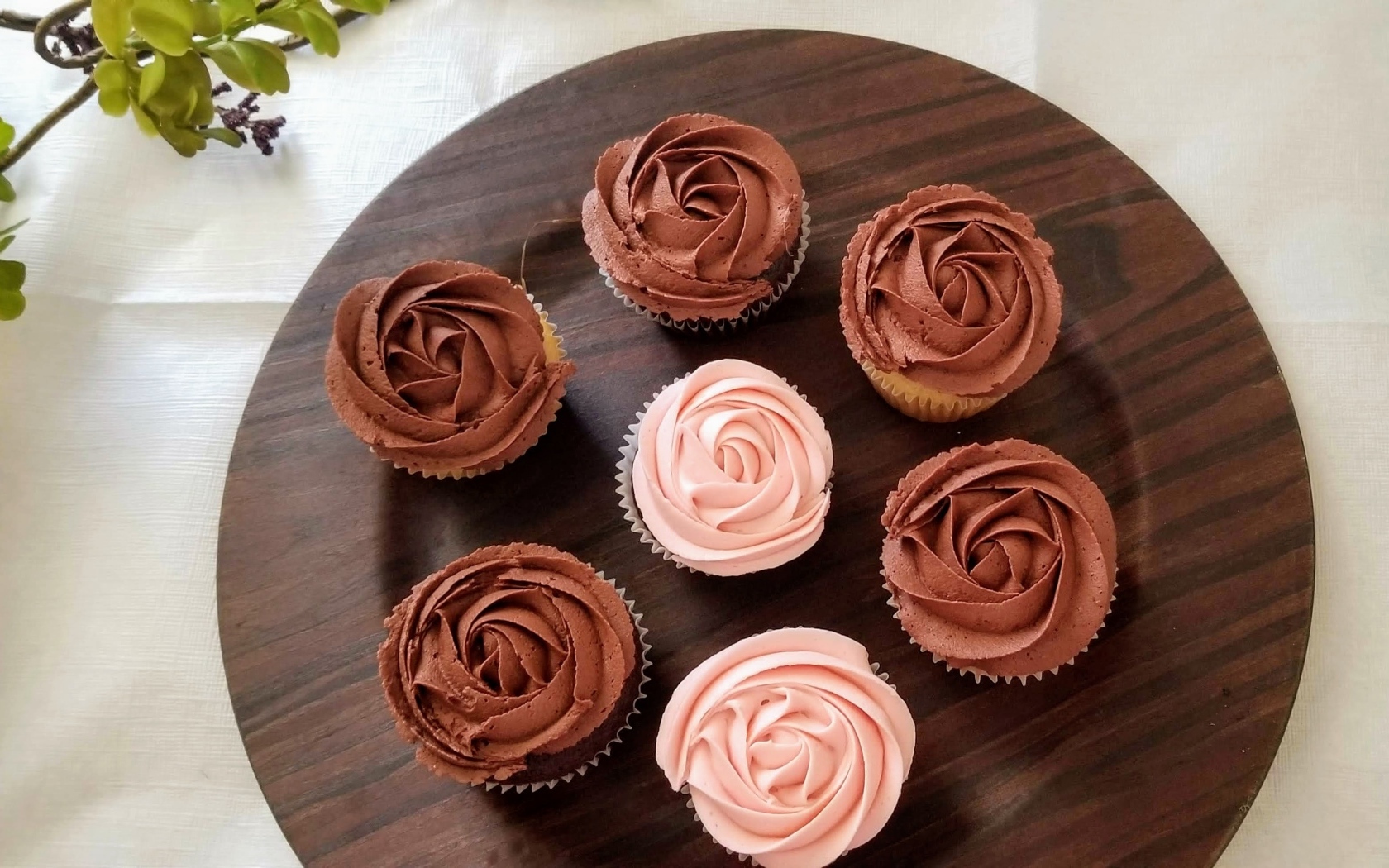 Маффины с розовым и шоколадным кремом