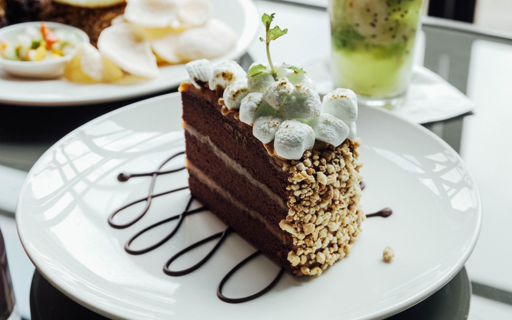 Кусок торта с шоколадом на большой белой тарелке