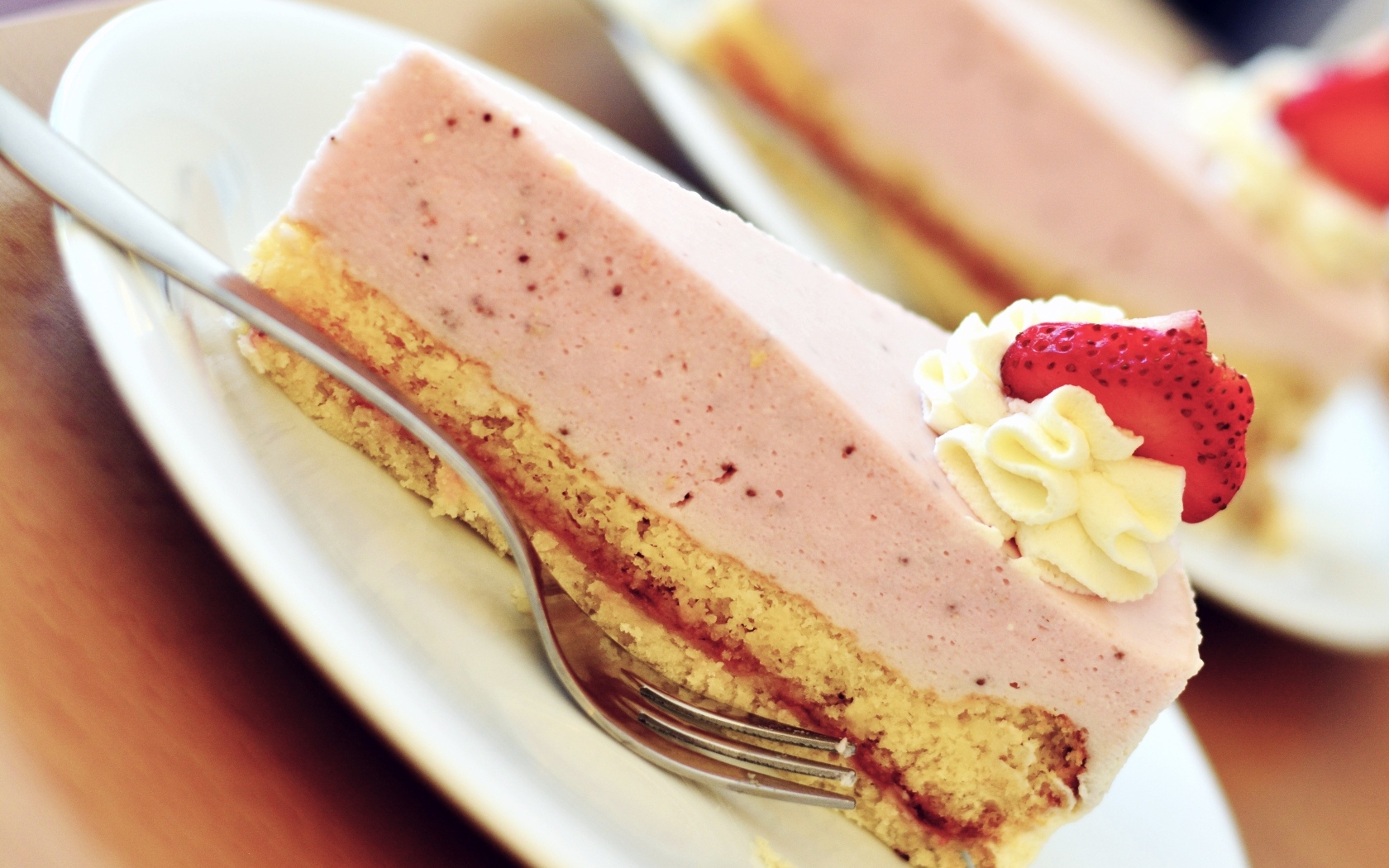 Кусок клубничного торта на тарелке