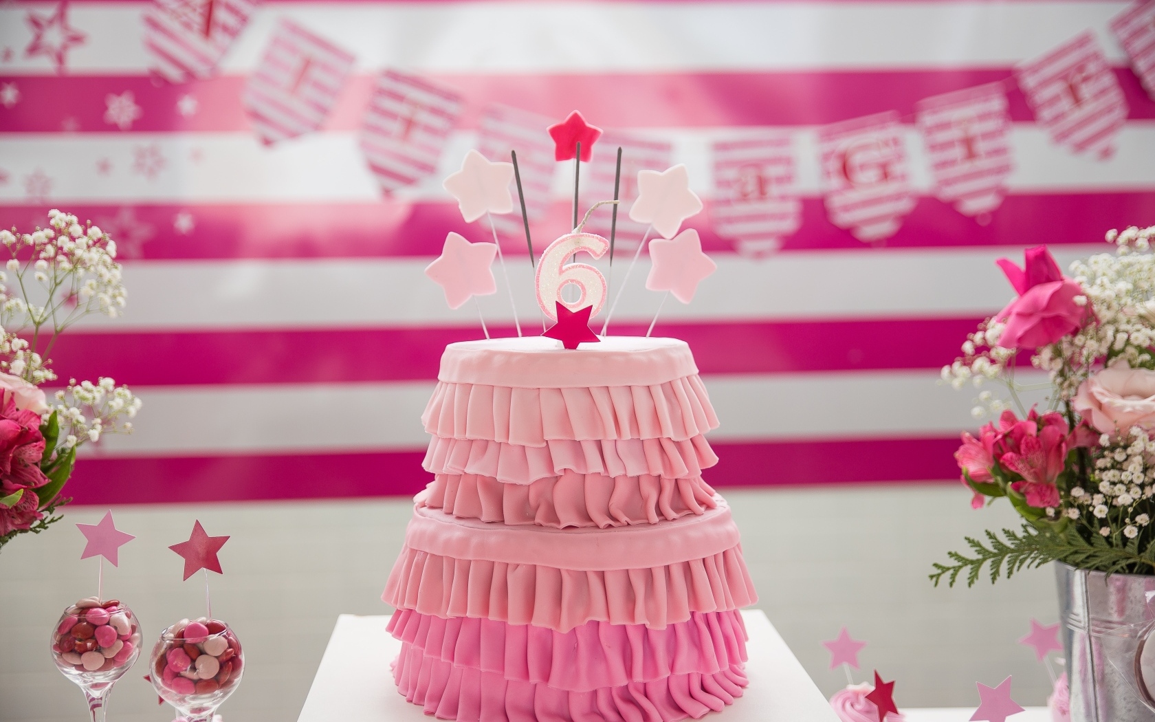 Розовый торт для девочки на день рождения