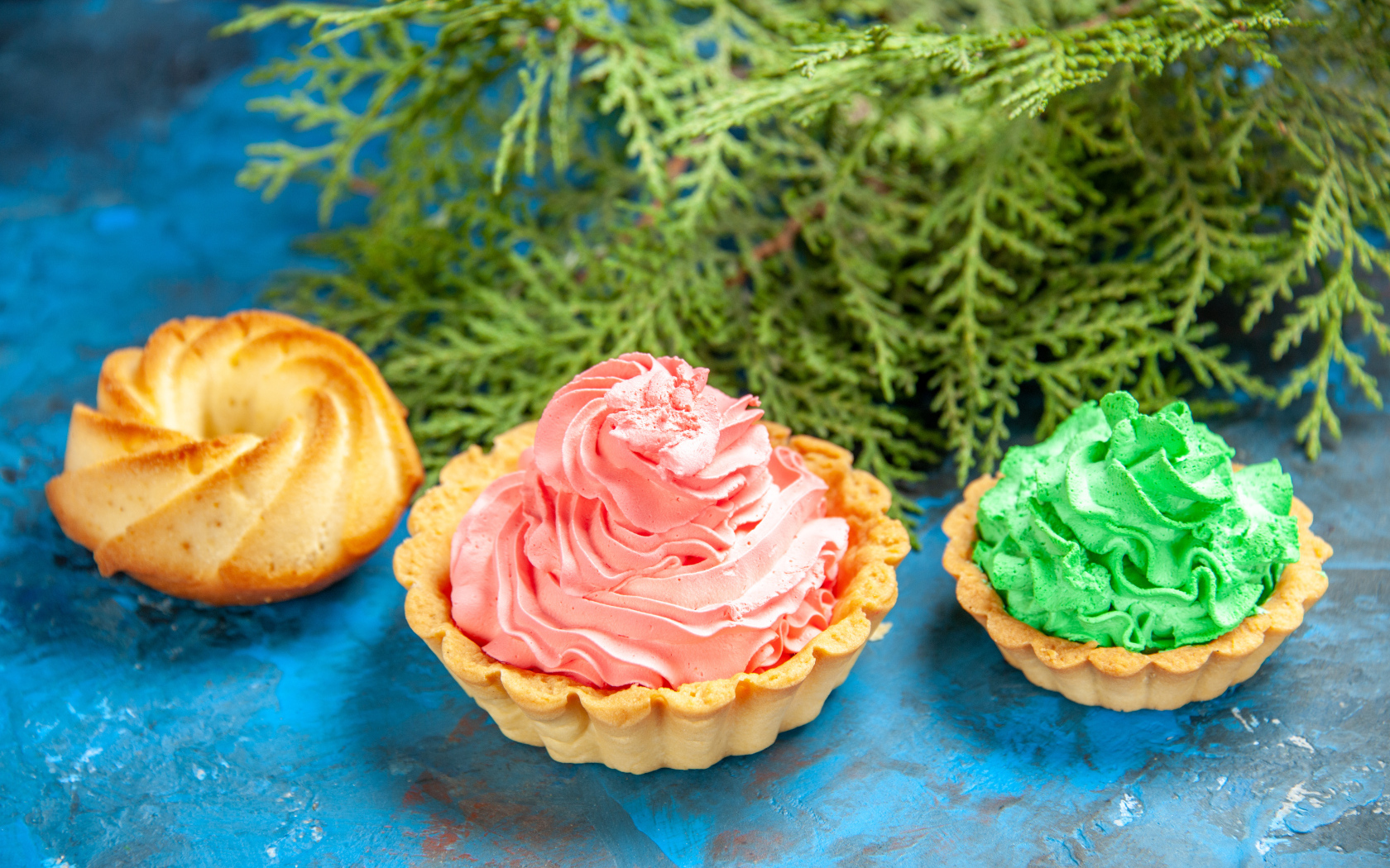 Песочные корзиночки с разноцветным кремом