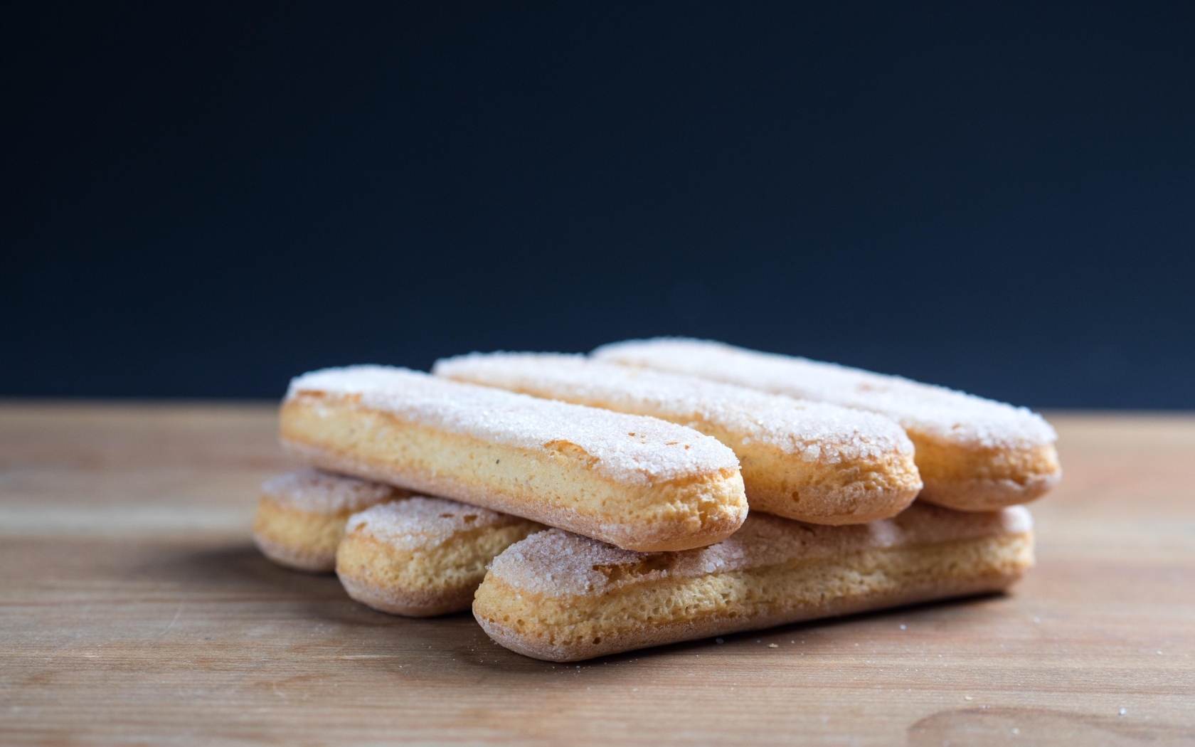 Печенье савоярди на деревянном столе