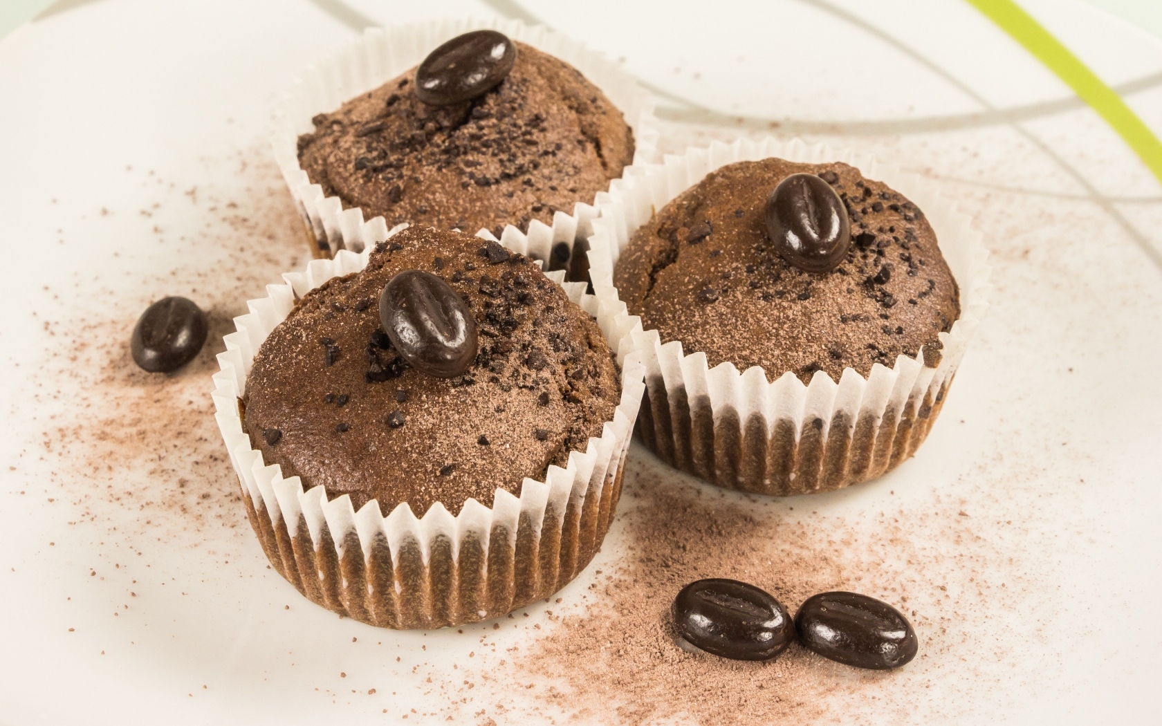 Три шоколадных кекса с кофейными зернами