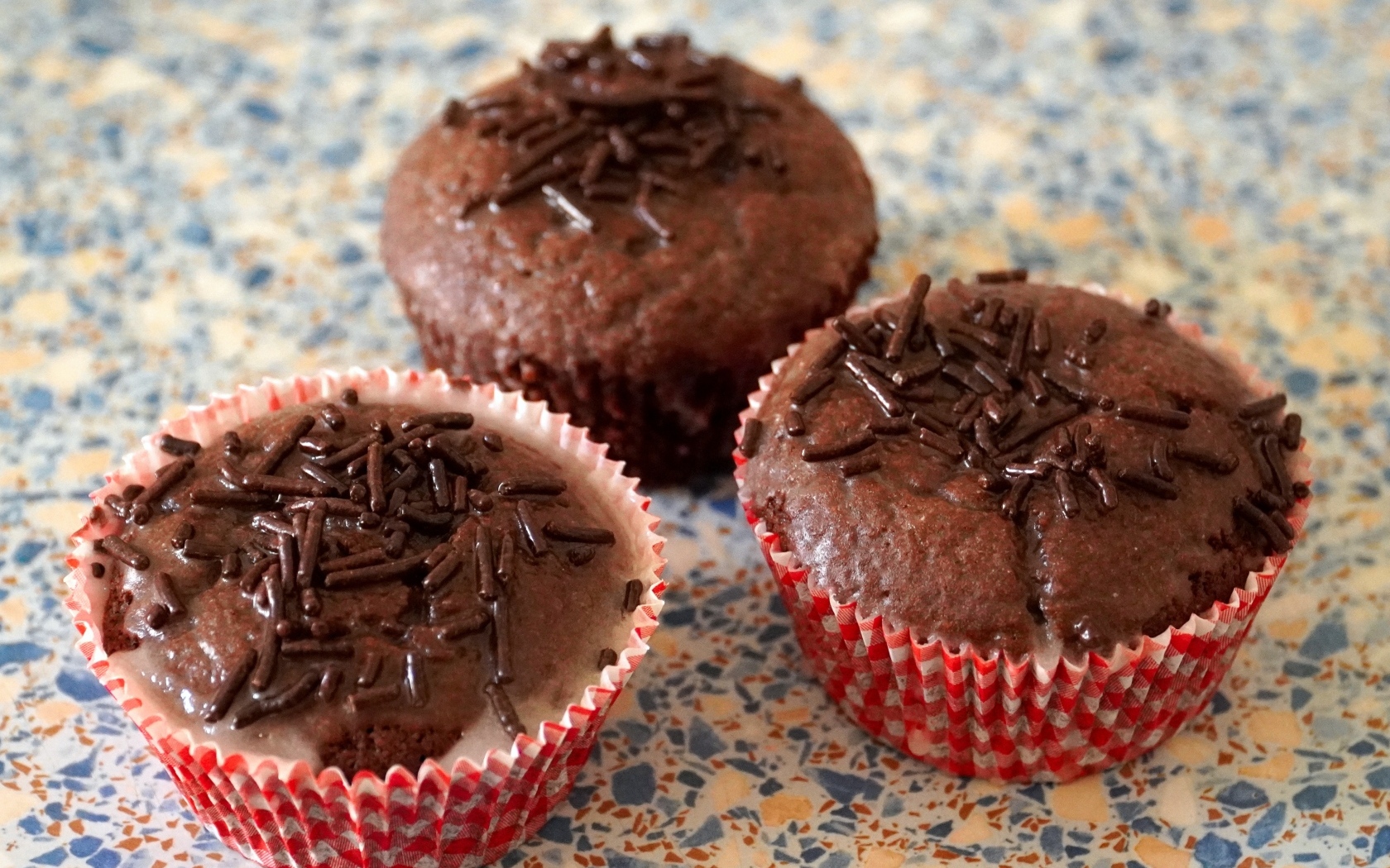 Три шоколадных маффина на столе