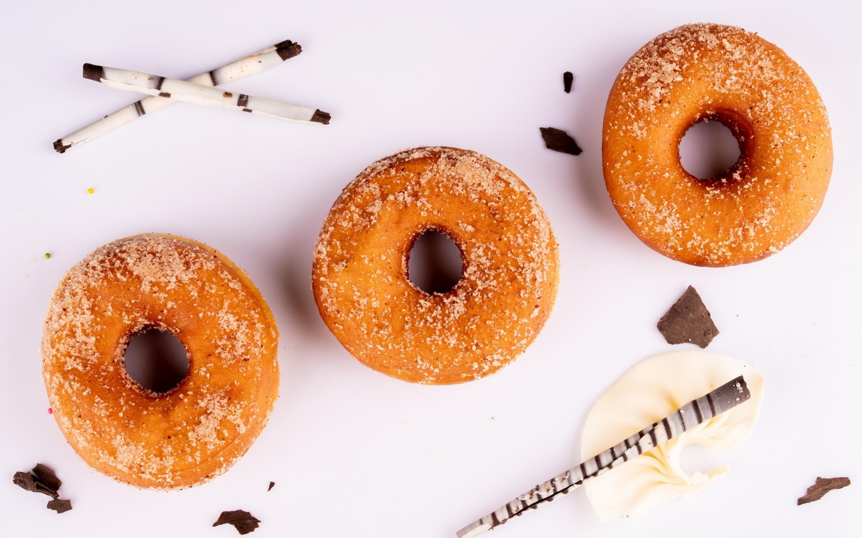 Три доната на белом фоне