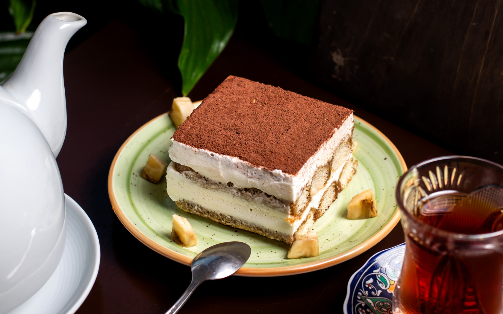 Торт Тирамису на столе с чаем