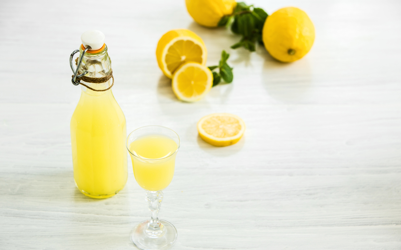 Итальянский традиционный ликер лимончелло с лимоном