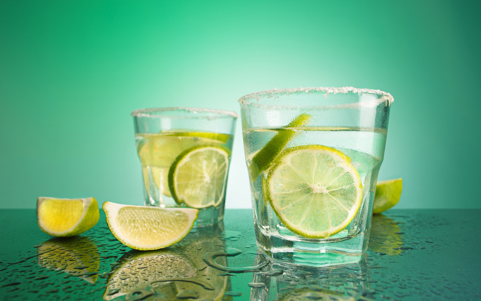 Два стакана коктейля с кусочками лайма