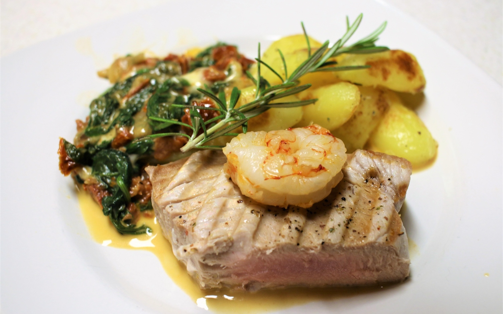 Запеченный тунец на тарелке с овощами