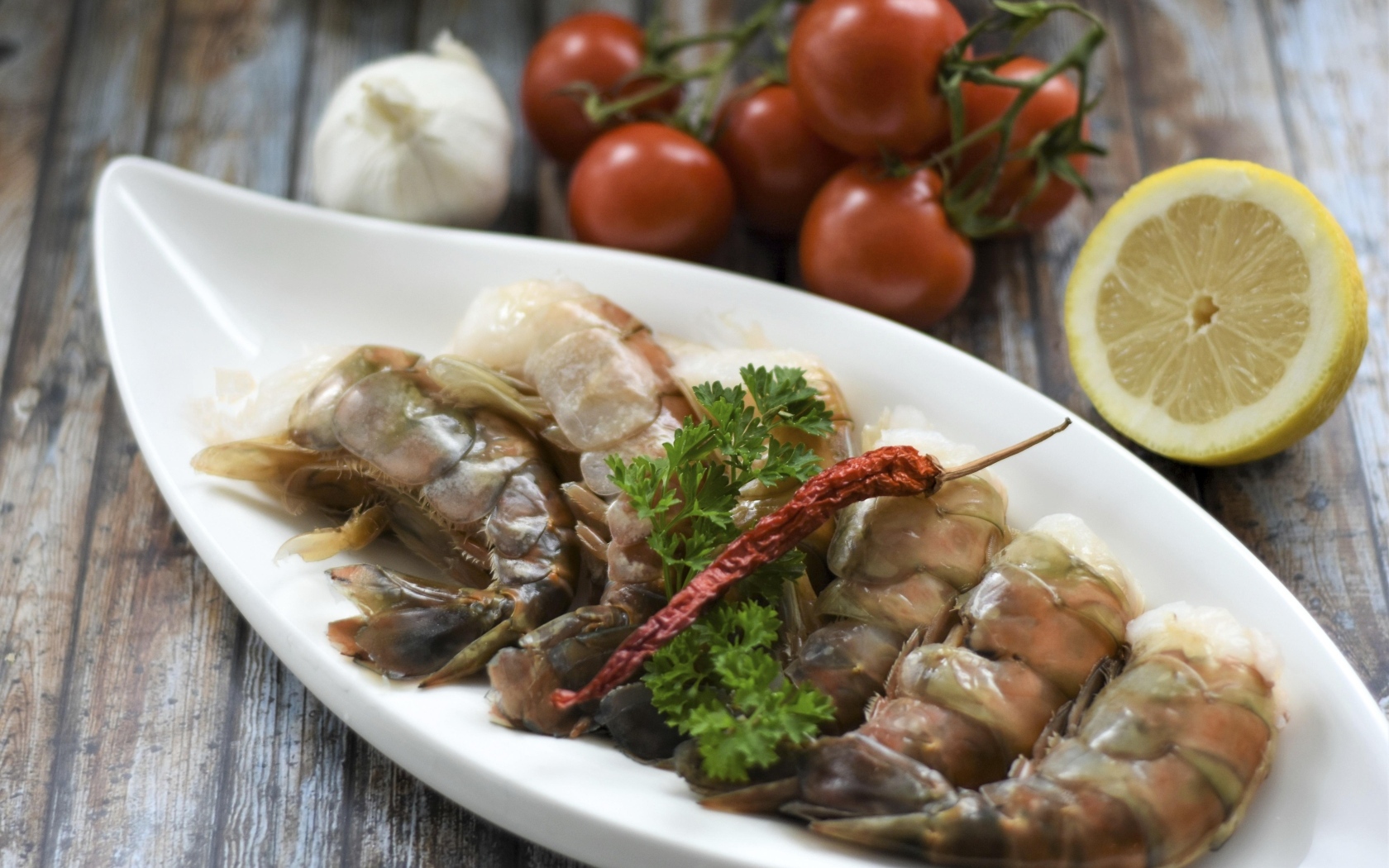 Сырые королевские креветки  на тарелке