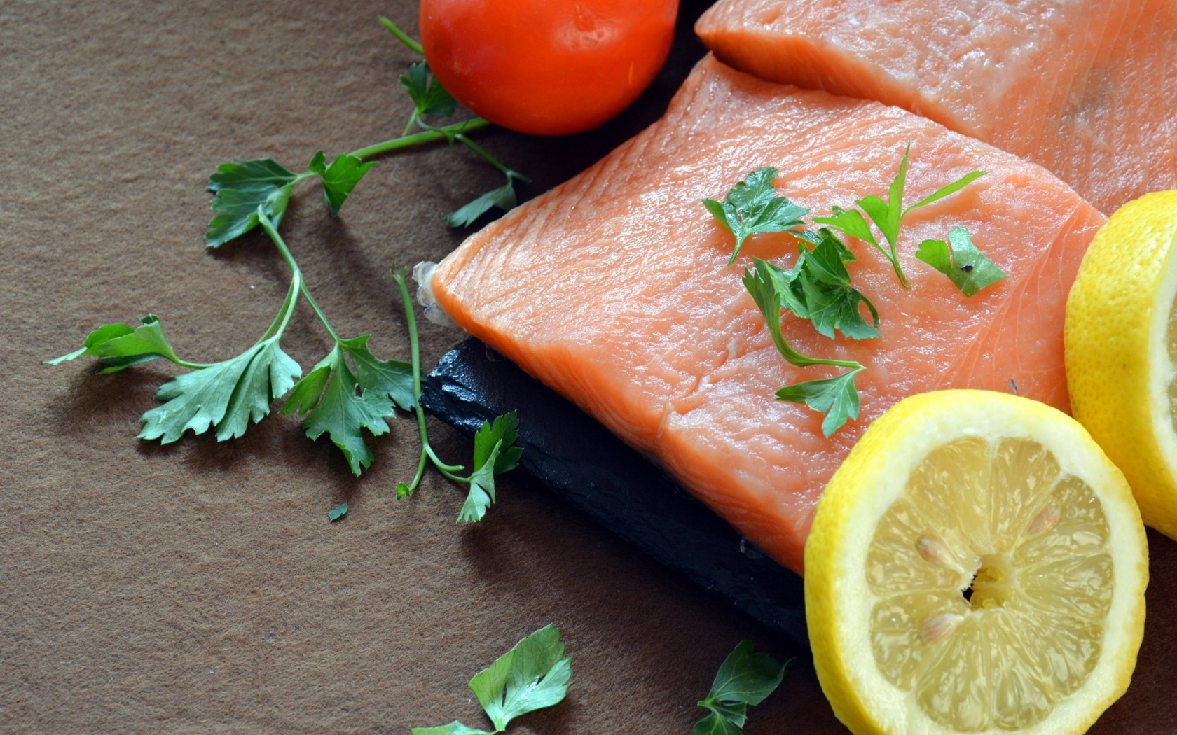 Красная рыба с лимоном и зеленью петрушки