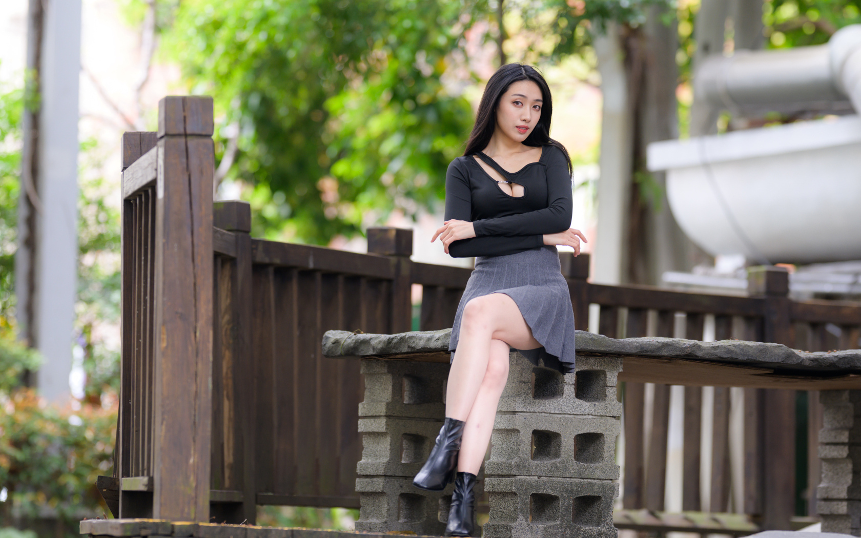 Девушка в короткой юбке сидит на лавке