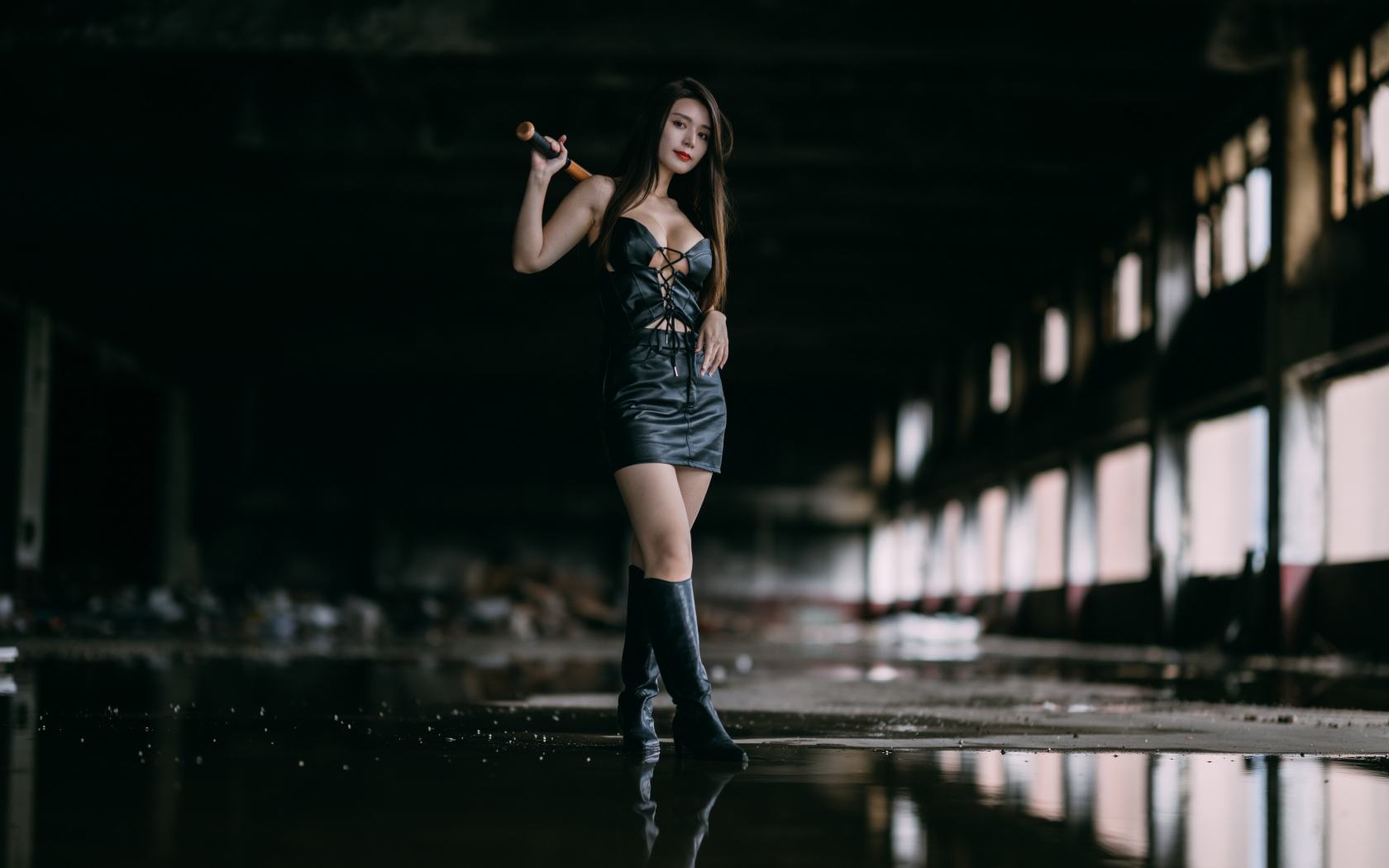 Азиатка в черном кожаном костюме с битой в руках