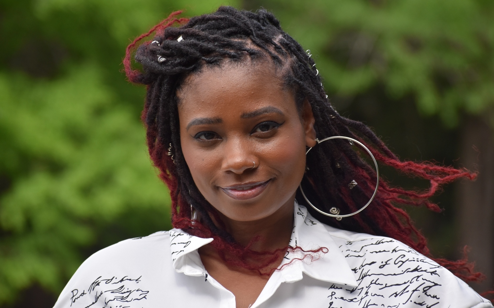 Темнокожая девушка с большими сережками в ушах