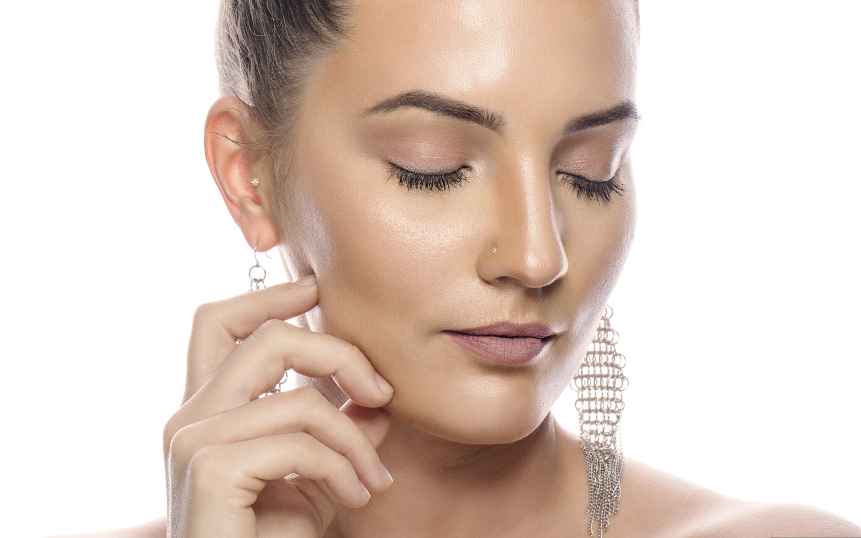 Девушка с закрытым глазами на белом фоне