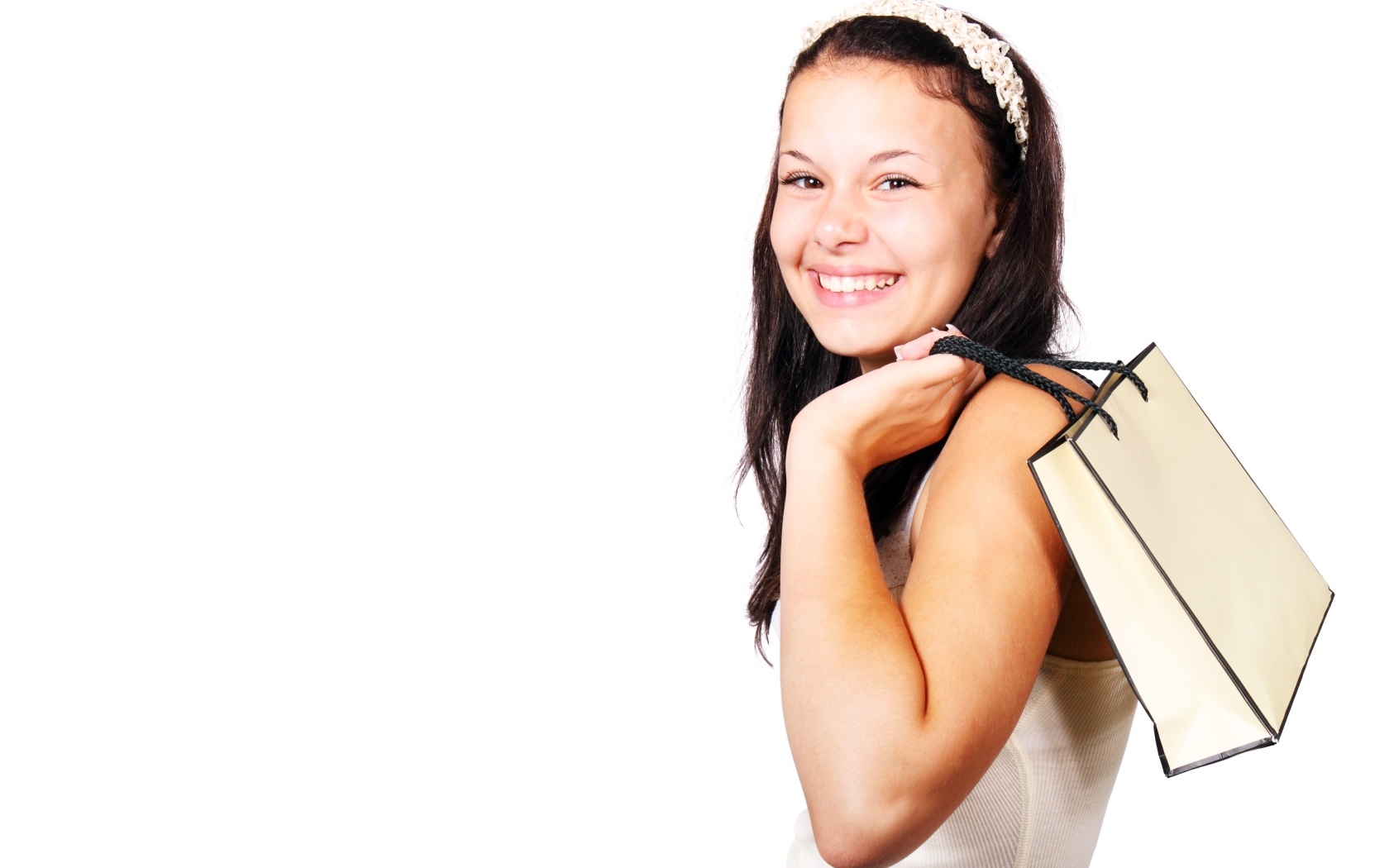 Улыбающаяся девушка с пакетом на белом фоне