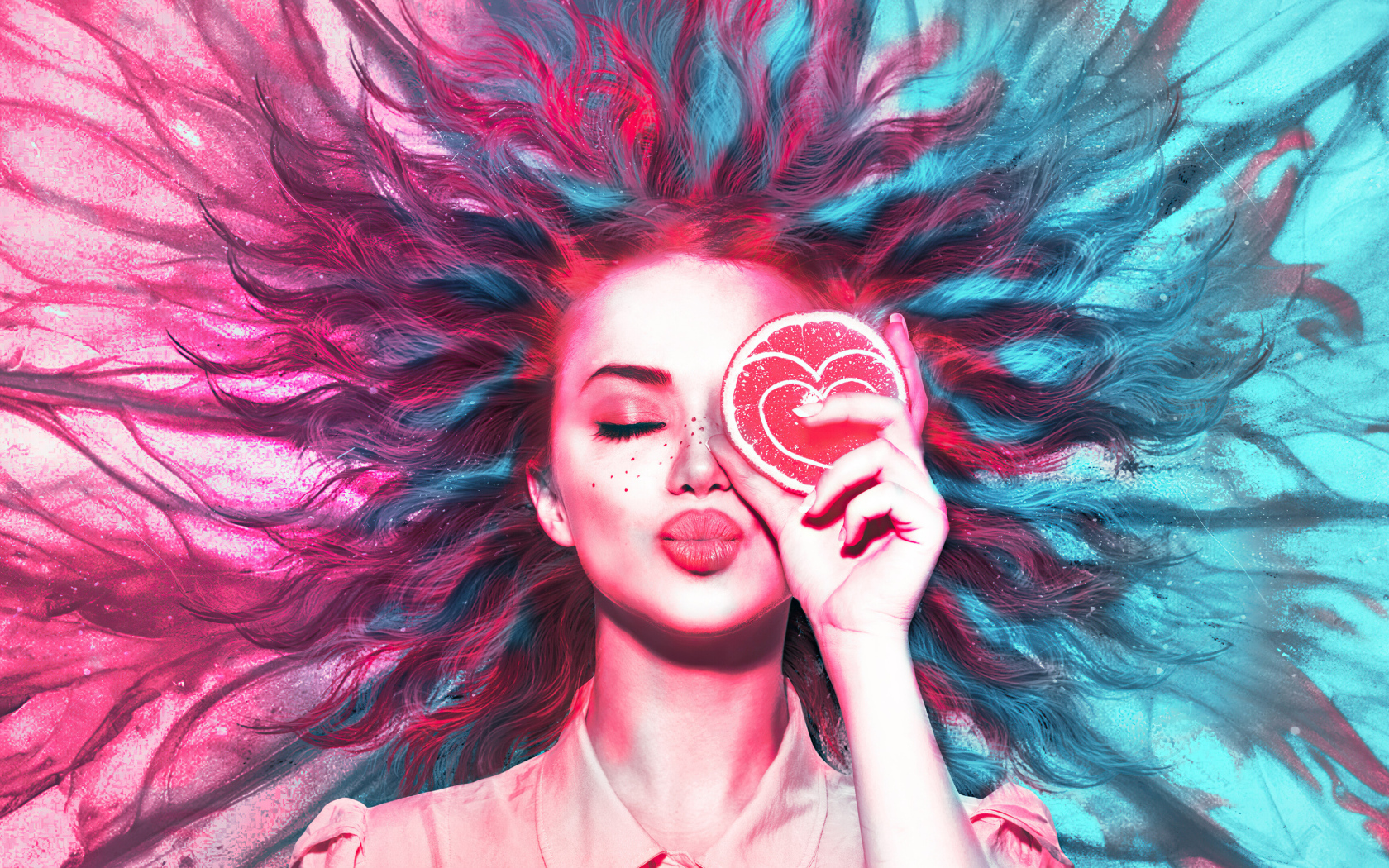 Девушка закрыла глаз кружочком апельсина