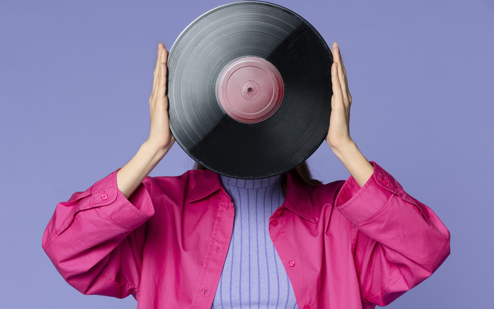 Девушка закрыла лицо пластинкой 