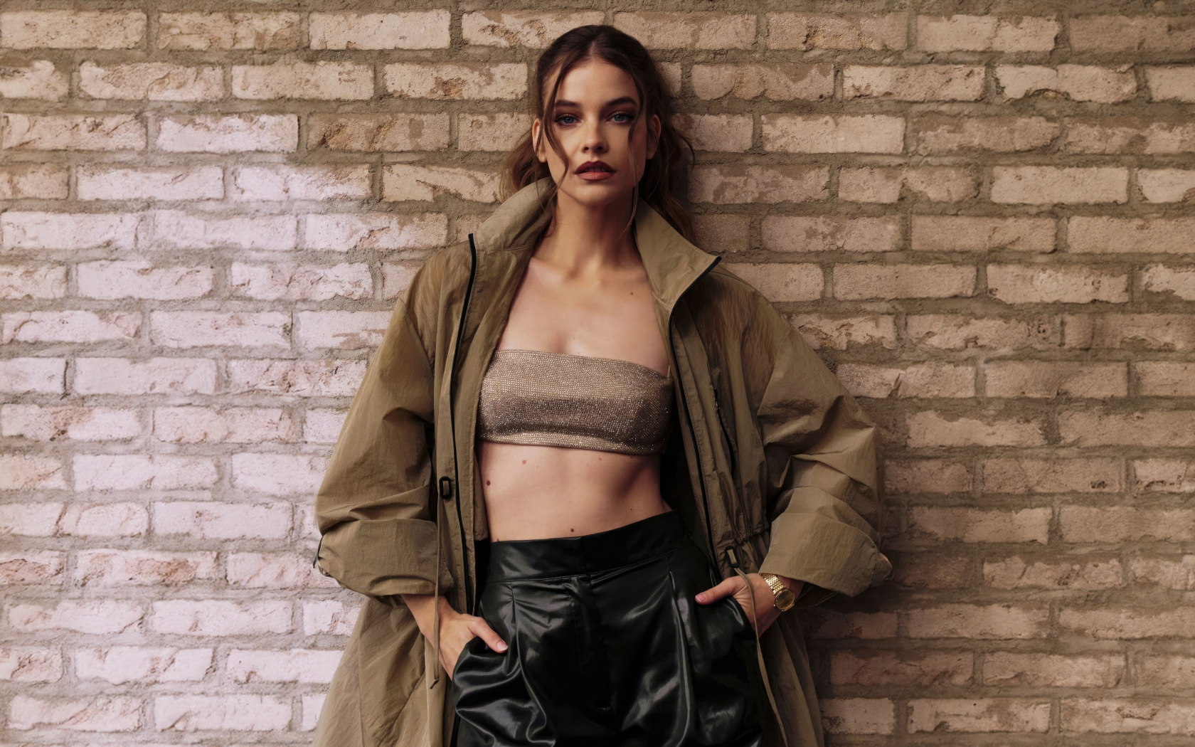 Красивая модель Барбара Палвин стоит у стены