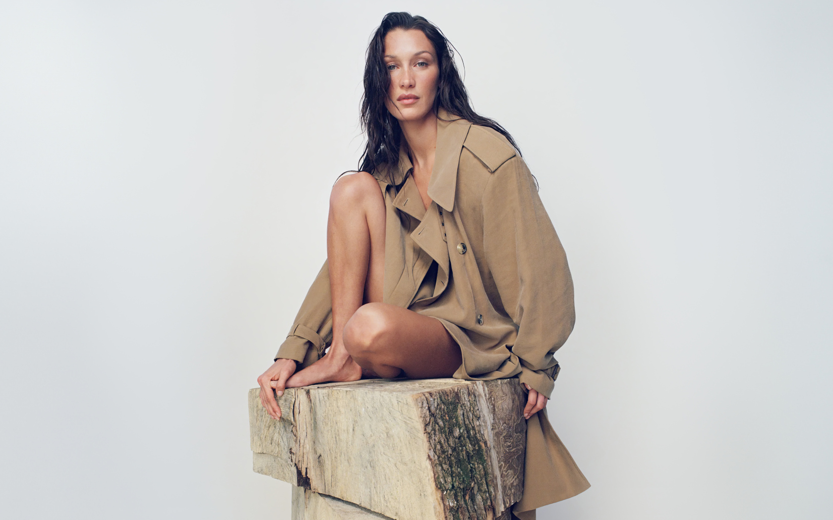 Модель Белла Хадид в пальто на сером фоне