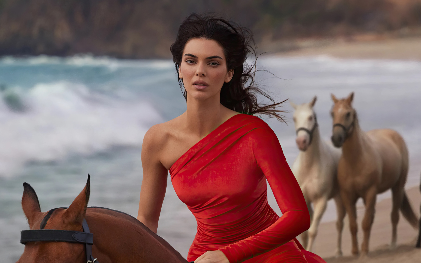 Модель Кендалл Дженнер в красном платье скачет на лошади