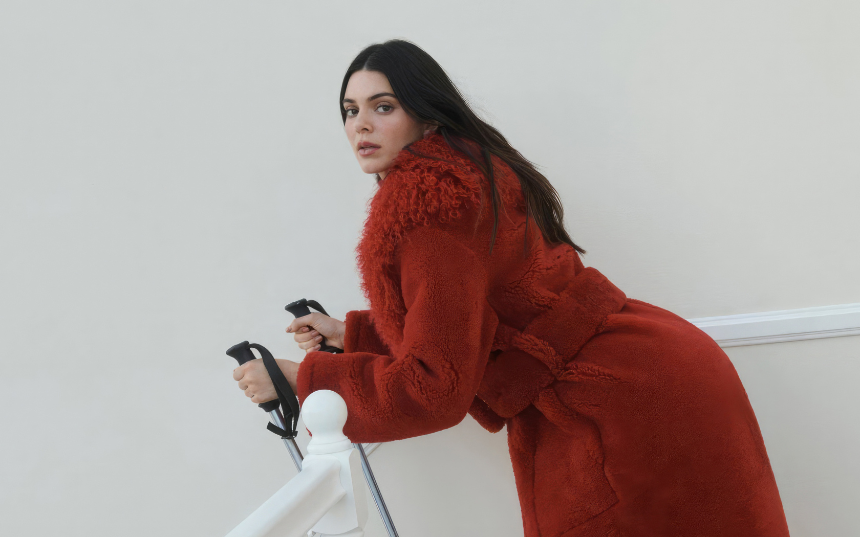 Модель Кендалл Дженнер в красной шубе