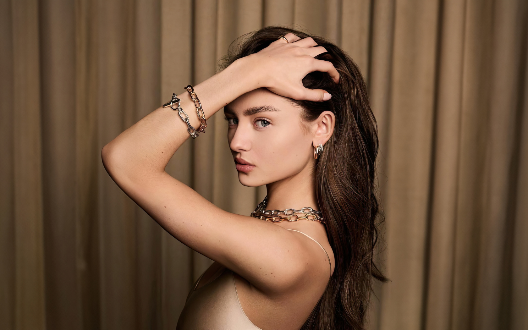 Модель Лени Олуми Клум  с руками в волосах