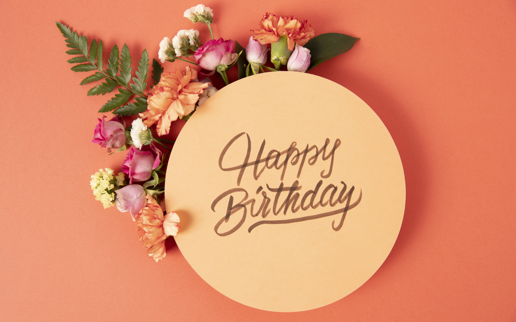 Цветы и надпись с днем рождения на розовом фоне