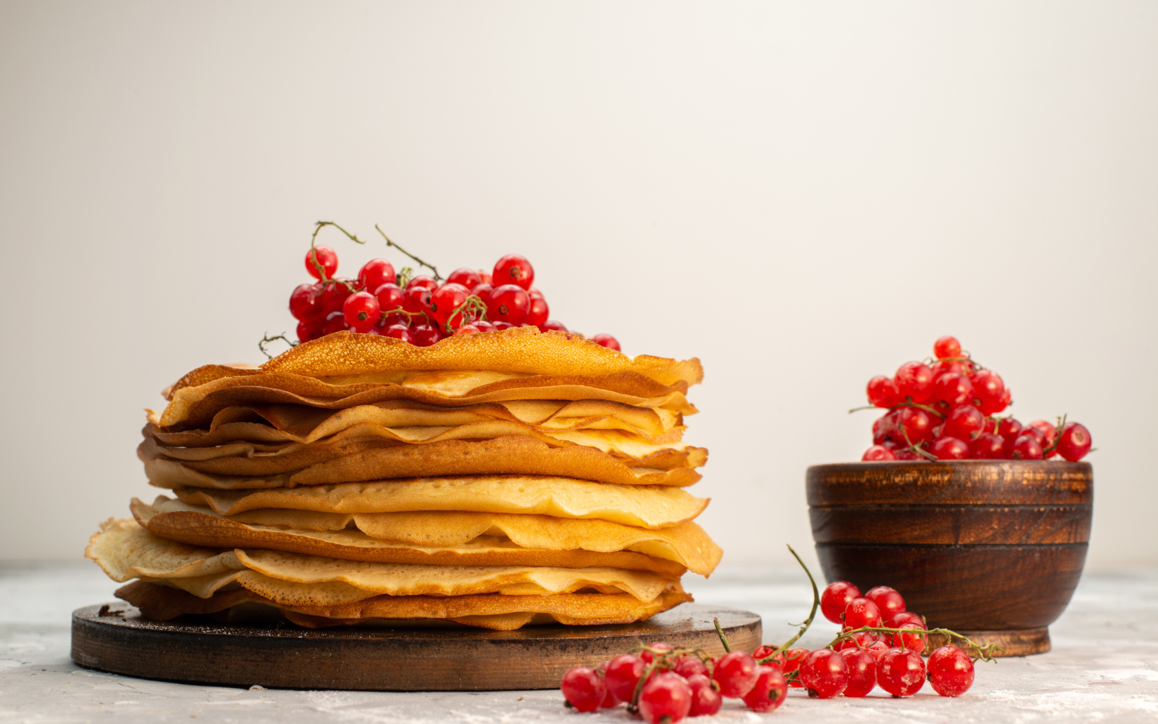Сладкие тонкие блины с красной смородиной на Масленицу