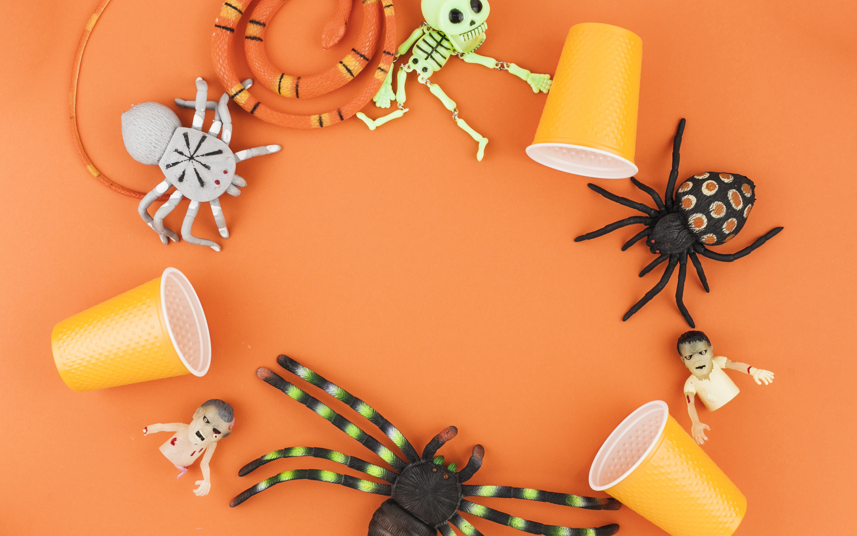 Игрушки на Хэллоуин на оранжевом фоне