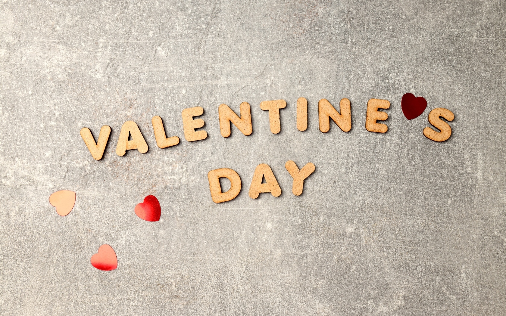 Буквы на сером фоне на день Святого Валентина