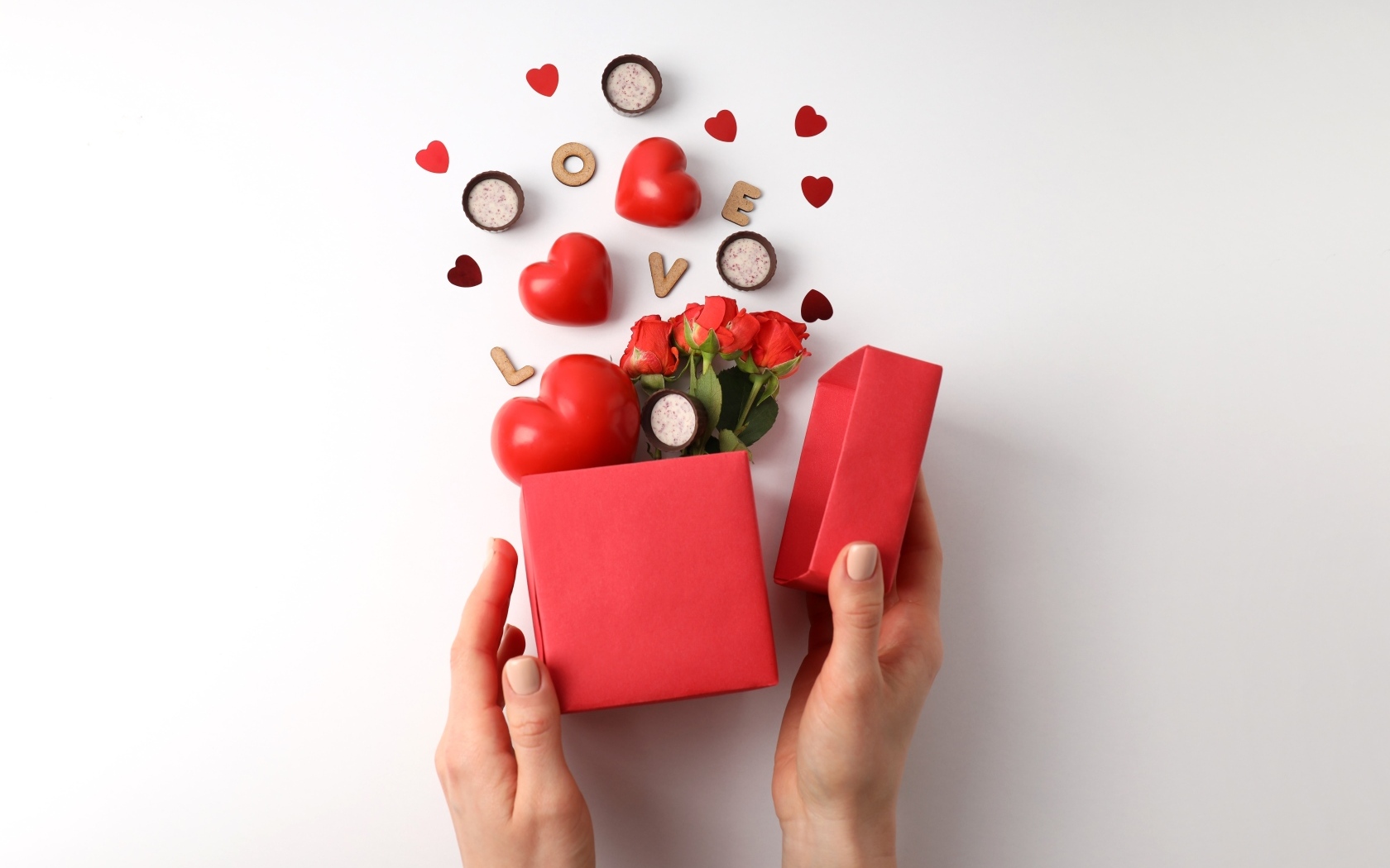 Коробка с цветами и сердечками на День Святого Валентина