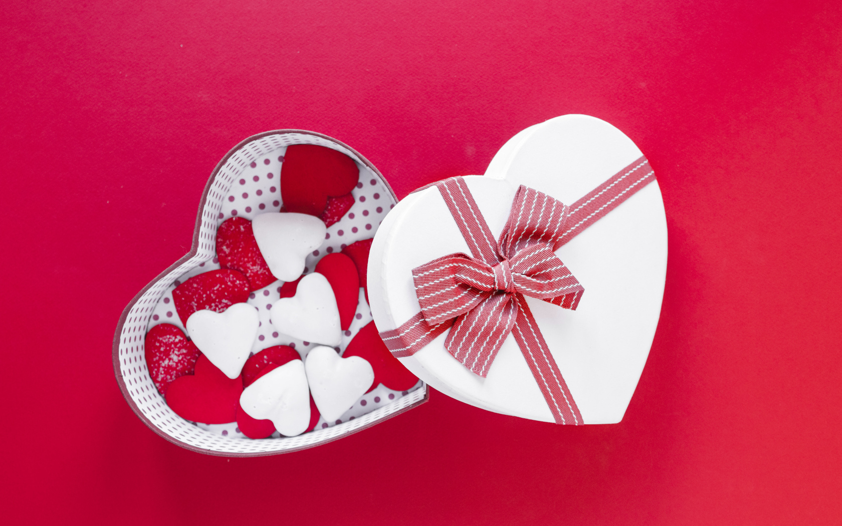 Красивая коробка наполнена сердечками на красном фоне